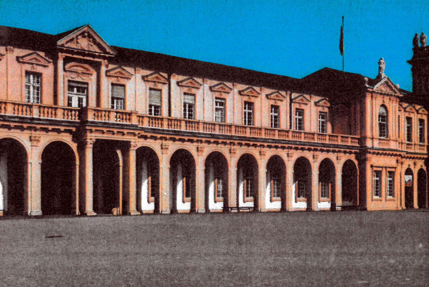 Seitenflügel mit Arkaden des Schlosses Rastatt