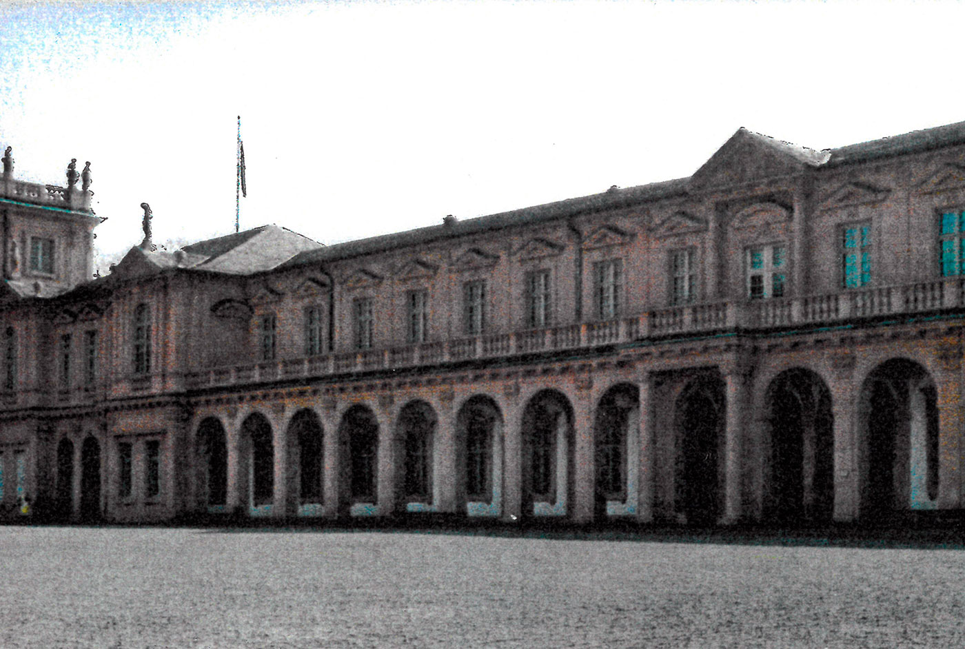 Seitenflügel mit Arkaden des Schlosses Rastatt